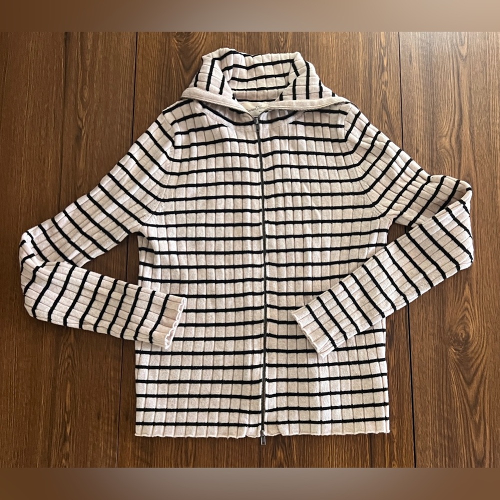 Universal Threads
Women’s 
Medium 
Cardigan 
Sweater
Ivory/Black Stripe
L/S - Picture 3 of 14